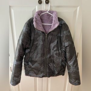 Girls North Face winter jacket (camo/violet). Size 14/16.